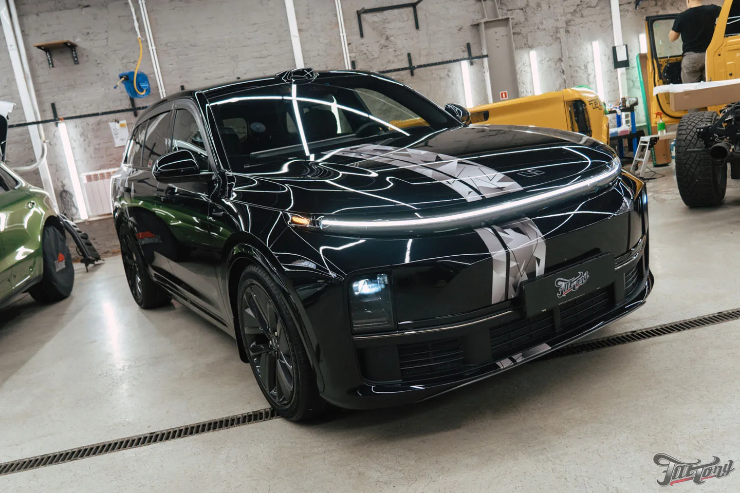 Добавили винилографию и полностью оклеили Li Auto L7 (LiXiang L7) полиуретаном, затонировали шильдики, защитили глянец в салоне, почистили и обработали керамикой кожу